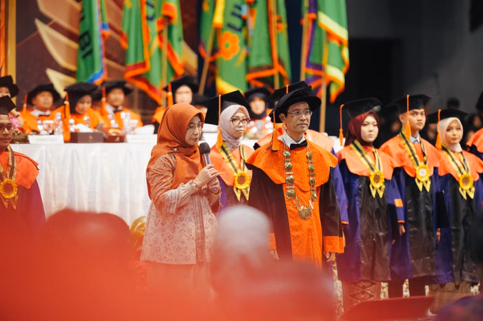 Rektor ULBI Prof I Nyoman Pujawan bersama para wisudawan terbaik saat prosesi wisuda di Bandung